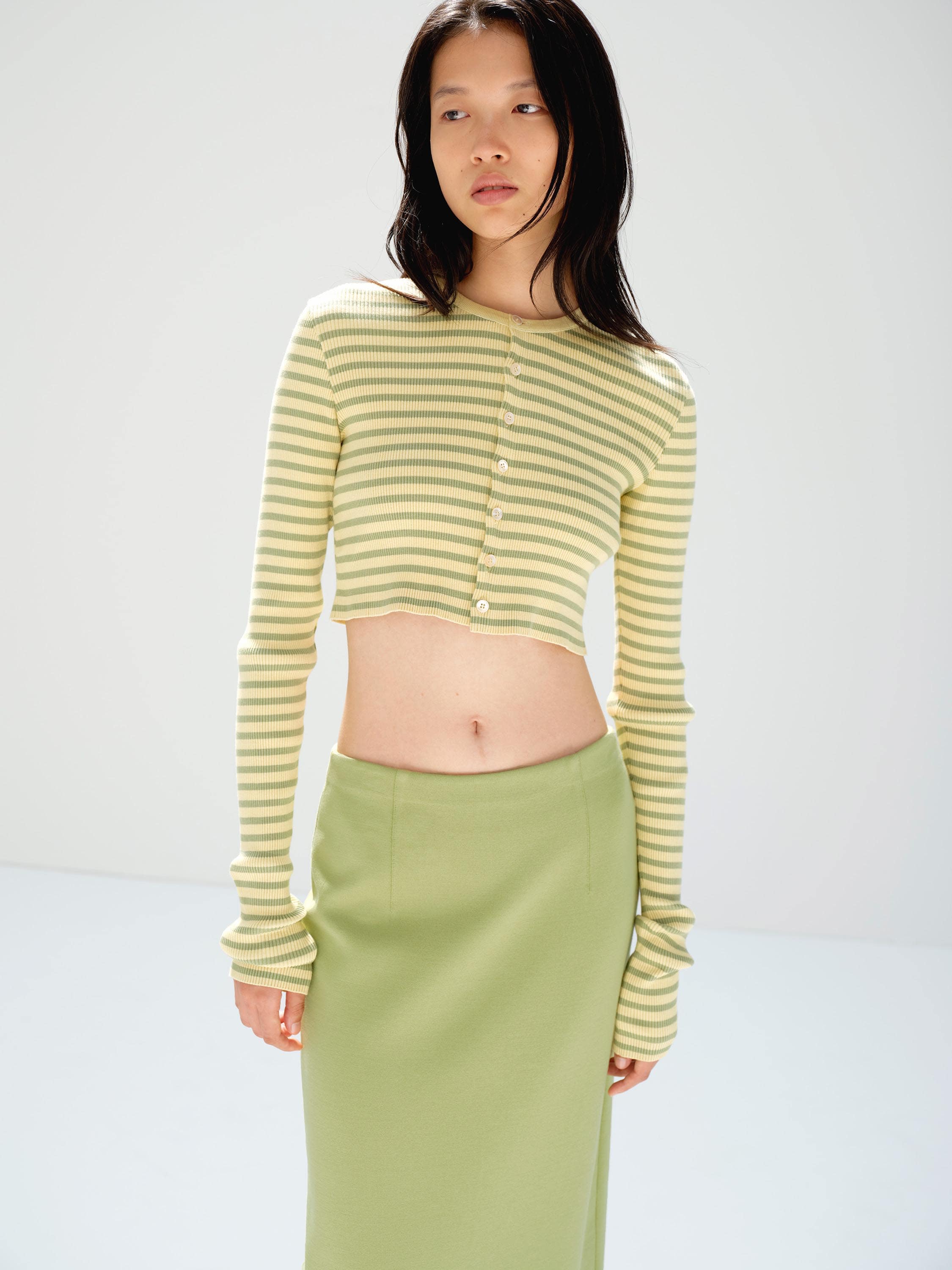 Asiatique cheveux longs · Cardigan crop côtelé rayé vert pâle · Jupe verte taille haute